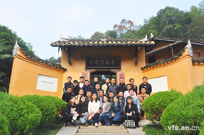 胡耀邦雕像前合影 胡耀邦雕像前合影